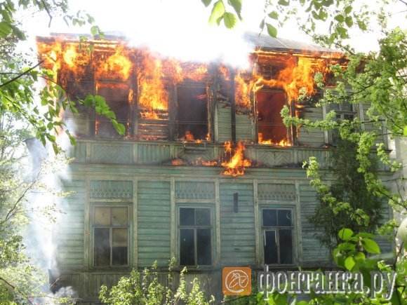 Пожар в деревянном доме в Красном Селе на улице Красных Командиров