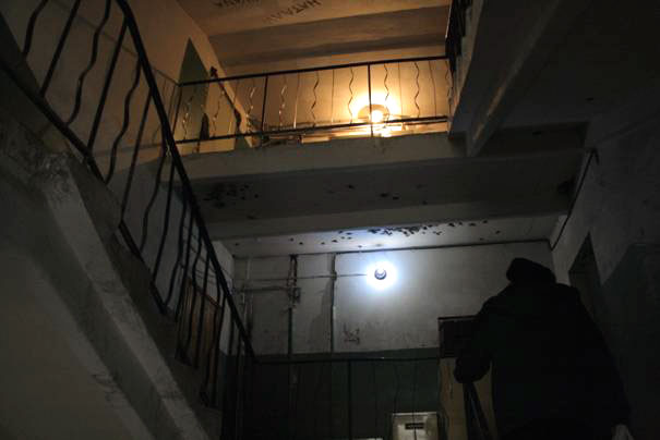 Лестница в подъезде. Слева внизу — дверь в квартиру Гоголя