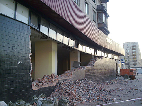 Обрушение стены на проспекте Большевиков