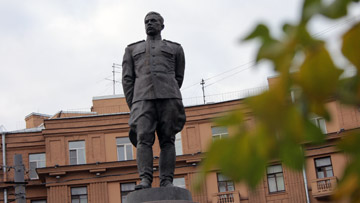 Памятник Маршала Говорову на площади Стачек