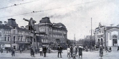Площадь Ленина и вид на дом Петрова