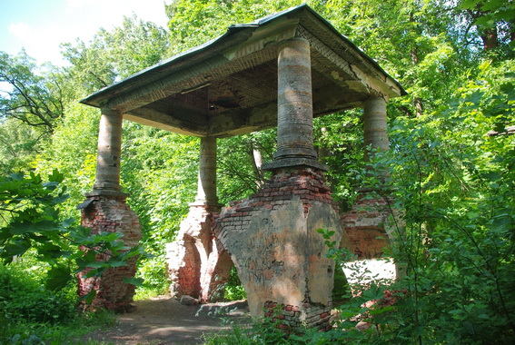 Остатки Краснодолинного павильона в Павловском парке
