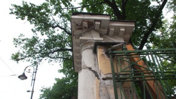 Мусоровоз повредил ворота Мариинской больницы
