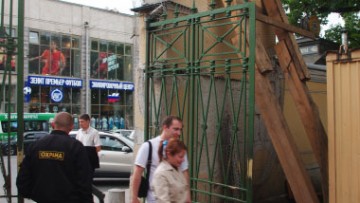 Мусоровоз повредил ворота Мариинской больницы