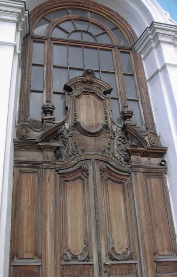 Парадные двери Смольного собора