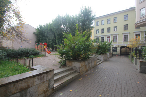 Сквер в Щербаковом переулке Эдуарду Хилю