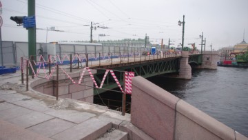 Дворцовый мост на ремонте