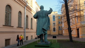 Ленин во дворе Академии Лесгафта