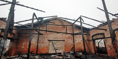 Пакгауз Варшавского вокзала после пожара, сгоревшая крыша