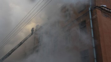 Пожар в подъездном переулке, тушение пожара