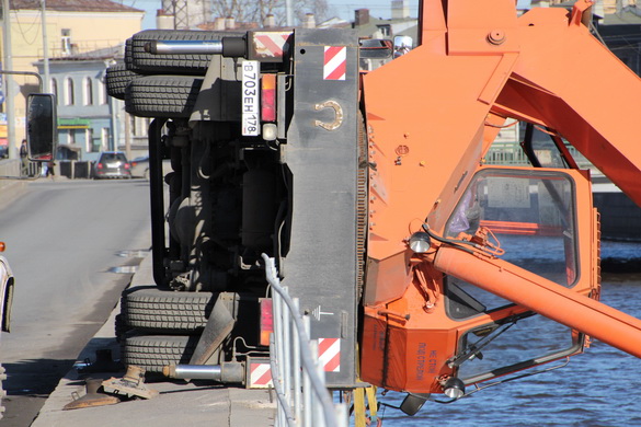Подъемный кран упал в Обводный канал