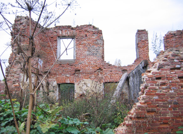 Руины помещичьей усадьбы в Кудрово