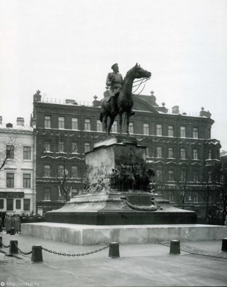 Памятник князю Николаю Николаевичу на Манежной площади