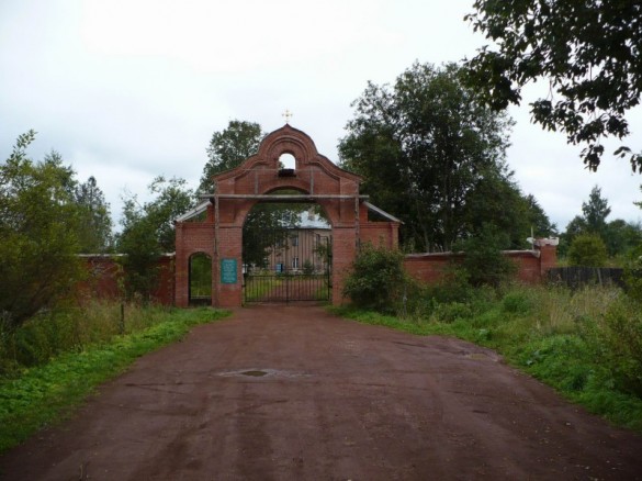 Антониево-Дымский монастырь, поселок Красный Броневик