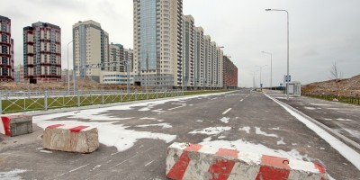 Улица Маршала Казакова, закрытый участок, бетонные блоки