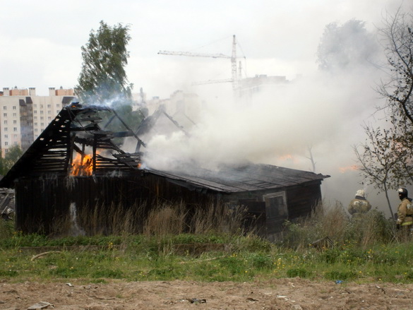 Остатки сгоревшего дома в Кудрове