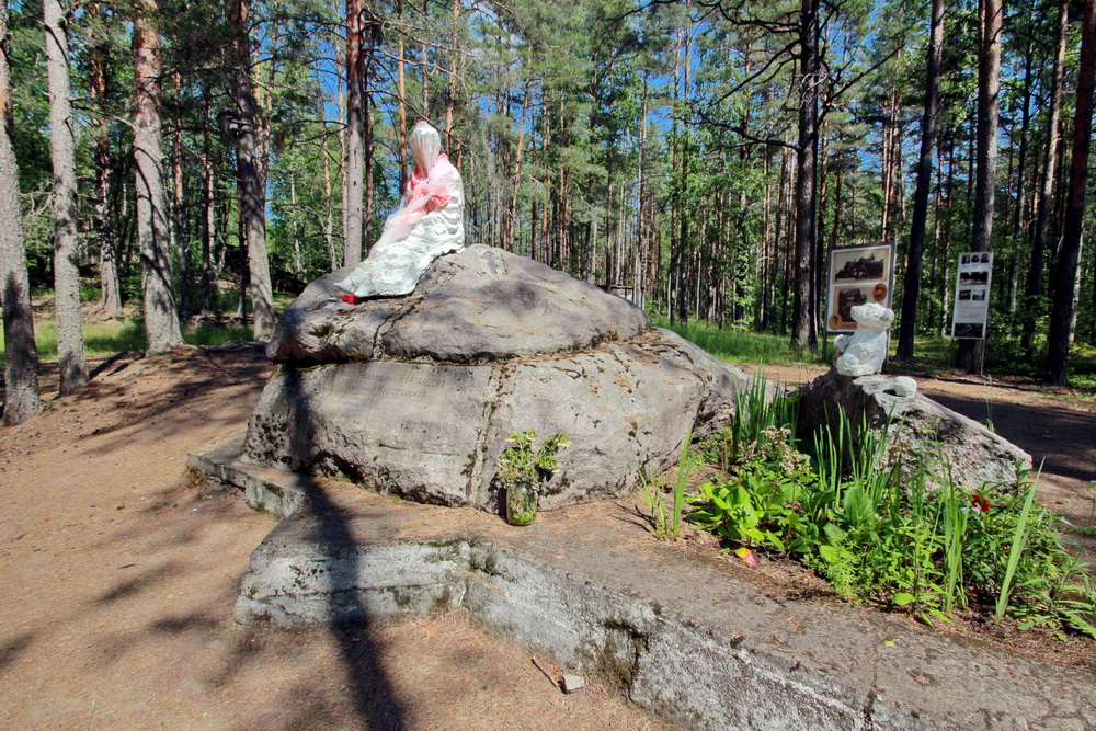 Усадьба Мариоки в Молодежном, памятник Марии Крестовской, могила любви