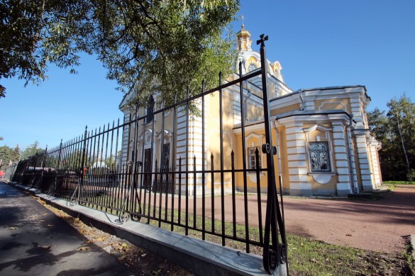 Ограда возле Свято-Троицкого храма в Красном Селе
