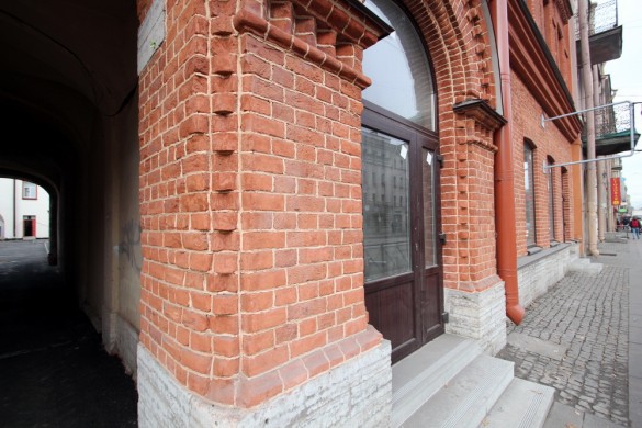 Краснокирпичный фасад на Московском