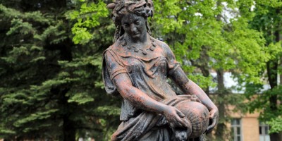 Скульптура Флоры, фонтан в Пушкине
