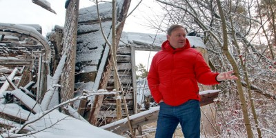 Сергей Макаров на руинах в Сестрорецке
