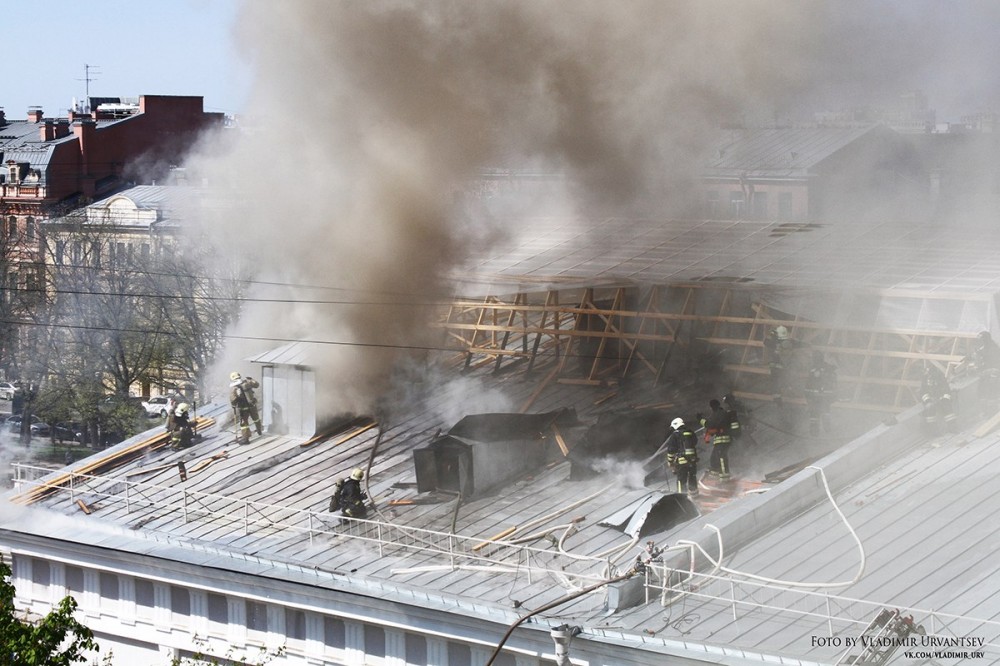 Пожар на крыше Конногвардейского манежа