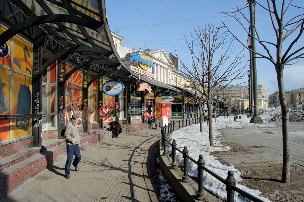 На Сенной площади снесут торговые павильоны возле выходов из метро