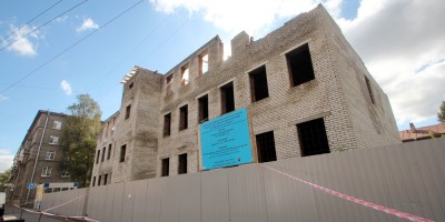 Снесенный третий этаж недостроя на улице Трефолева восстановят