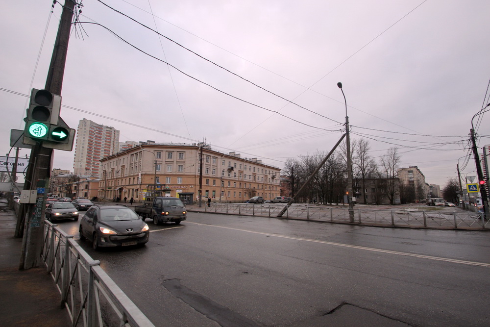 Угол улицы Коммуны и Ириновского проспекта