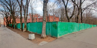 Деревянный забор Евгеньевской больницы на углу Старорусской и Евгеньевской улиц