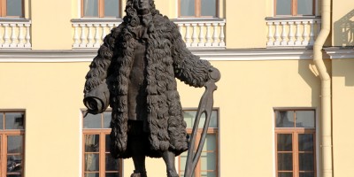 Памятник на площади Трезини