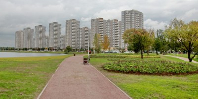 Парк Героев-Пожарных, вид на жилые дома