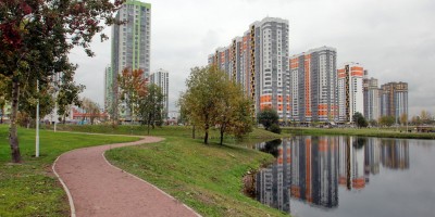 Парк Героев-Пожарных, жилые дома и вода