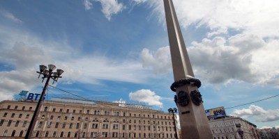 Площадь Восстания, стела городу-герою Ленинграду