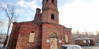 Ломоносов, Оранжерейная улица, 19, Свято-Троицкая церковь, главный фасад