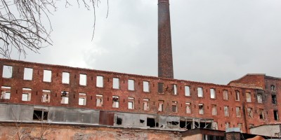 Фабрика Торнтон на Октябрьской набережной, 50, после пожара, труба