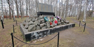 Пискаревский проспект, 144, памятный знак погибшим сотрудникам совхоза Ручьи