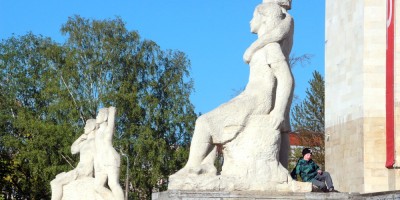 ТЮЗ на Пионерской площади, 1, скульптуры