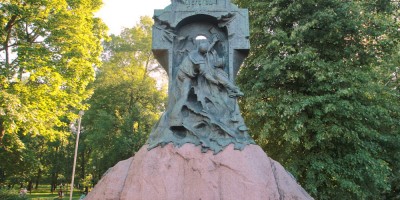 Александровский парк, памятник Стерегущему