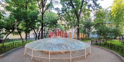 Улица Чайковского, 2, фонтан и футляр