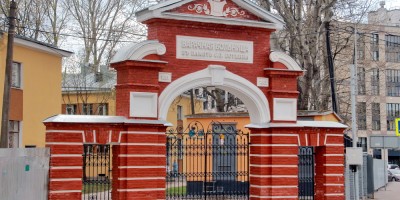 Ворота Александровской барачной больницы на углу Миргородской и Кременчугской улиц