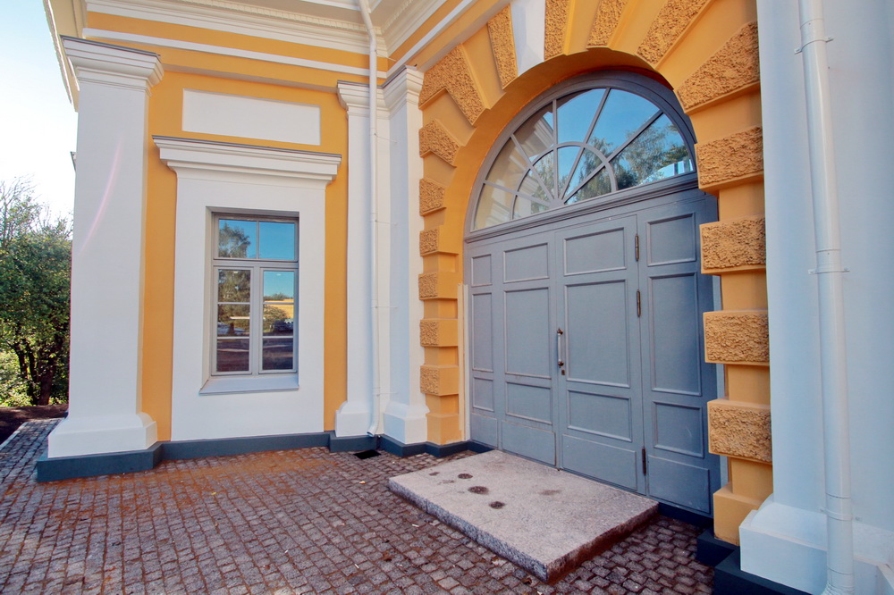 Александровские ворота на улице Химиков, дверь