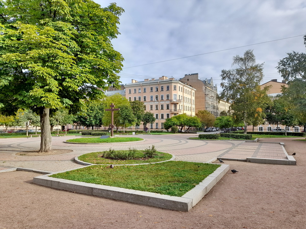 Площадь Кулибина, очертания фундаментов Воскресенской церкви