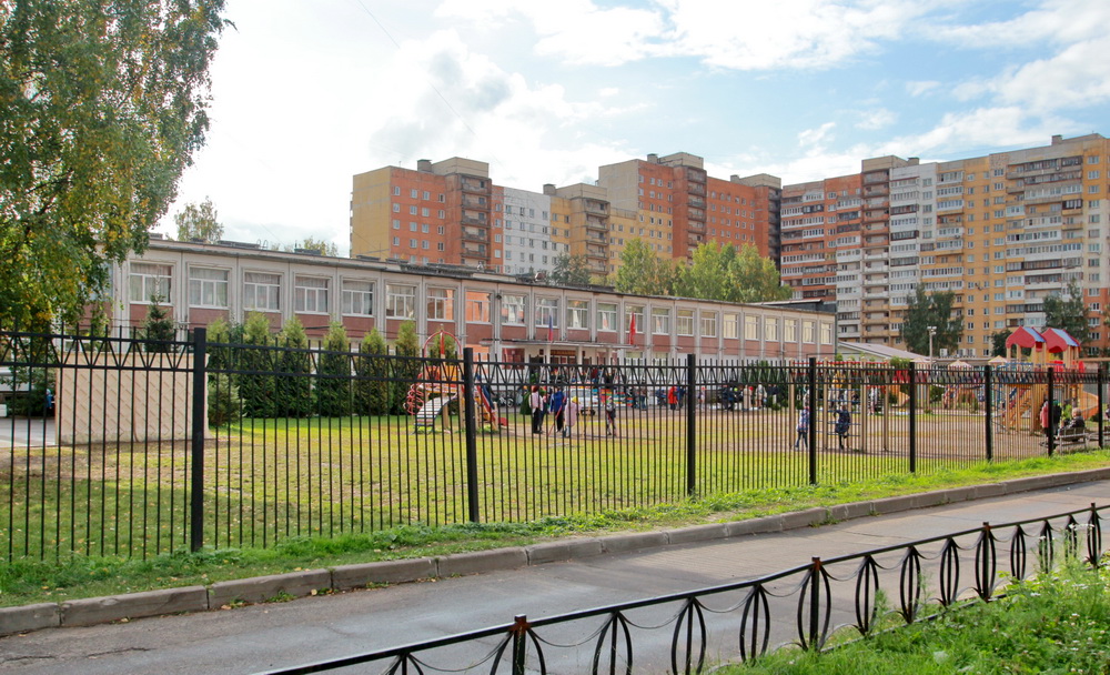 Улица Маршала Захарова, 52, лицей, детская площадка