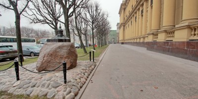 Троицкая площадь Петроградской стороны, памятный знак Троице-Петровскому собору