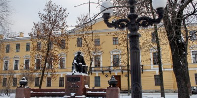 Сквер на Лермонтовском проспекте, памятник Лермонтову