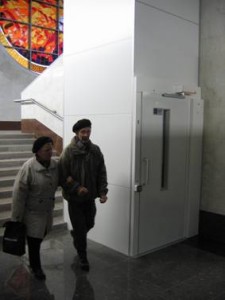Станция метро Парнас, Парнасская, лифт для инвалидов