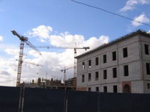 Строительство жилых зданий на Парадной улице