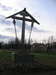 Пушкин, Соборная площадь, крест на предполагаемой могиле убитого отца Иоанна Качурова