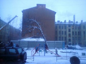 Установка забора для строительства церкви Святой Ксении Блаженной, Петербургской, Лахтинская улица, 17